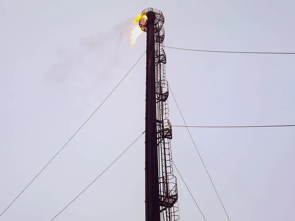 Fackelsystem auf einem Ölfeld. System einer Fackel auf einem Ölfeld. Brennen durch einen Fackelkopf. — Stockfoto