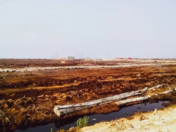 View of an industrial facility in western Siberia. Dirt and swam — Stock Photo, Image