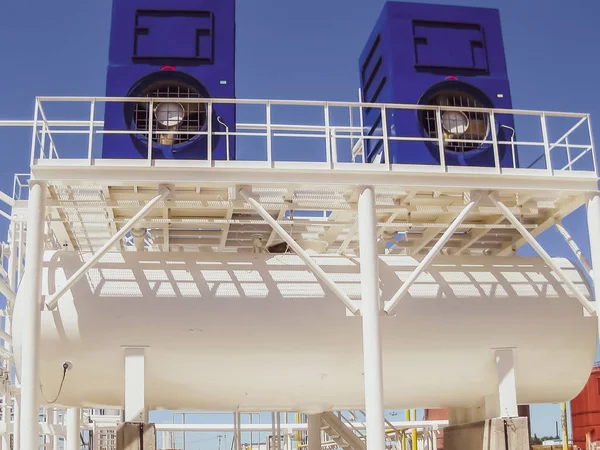 Torre di raffreddamento ad acqua. Raffineria di petrolio. Apparecchiature per olio primario ref. — Foto Stock