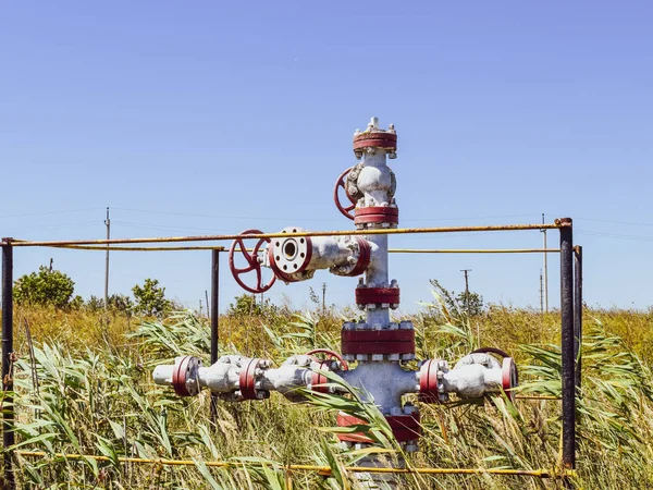 Pozo para la producción de petróleo y gas. Equipo de pozo de aceite. Producción de petróleo — Foto de Stock