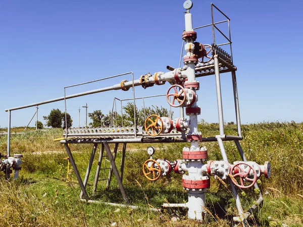 石油和天然气生产用的井。油井井口设备。石油生产 — 图库照片