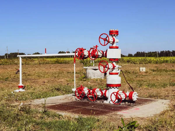 Pozo para la producción de petróleo y gas. Equipo de pozo de aceite. Producción de petróleo — Foto de Stock