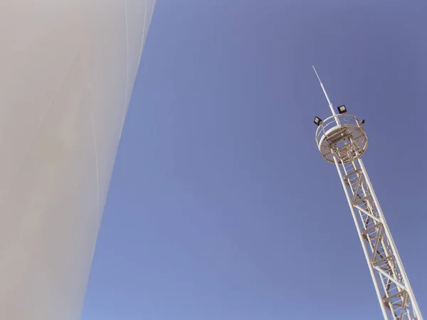 白のタンクと空の背景の照明タワー. — ストック写真