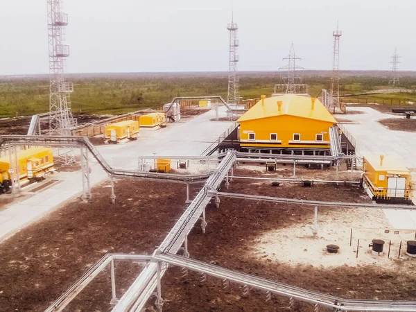 Edifício amarelo - Estação de bombeamento de óleo para bombeamento de óleo. Campos de petróleo — Fotografia de Stock