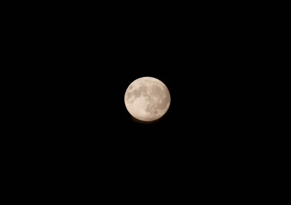 Lua no céu noturno. Perto da lua uma pequena quantidade de nuvens — Fotografia de Stock