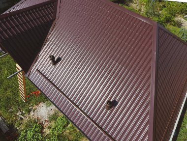 Evin çatısı bir görünüm yukarıdan. Oluklu levha çatı. Çatı metal profil dalgalı şeklinin