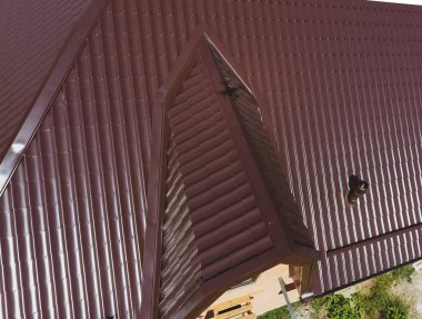 Evin çatısı bir görünüm yukarıdan. Oluklu levha çatı. Çatı metal profil dalgalı şeklinin