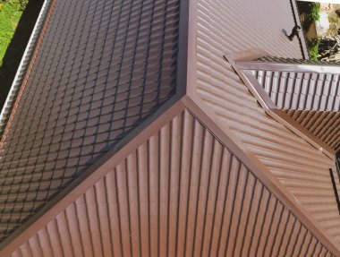 Evin çatısı bir görünüm yukarıdan. Oluklu levha çatı. Çatı metal profil dalgalı şeklinin