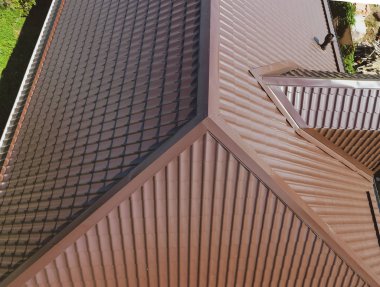 Evin çatısı bir görünüm yukarıdan. Oluklu levha çatı. Çatı metal profil dalgalı şeklinin