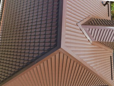 Evin çatısı bir görünüm yukarıdan. Oluklu levha çatı. Çatı metal profil dalgalı şeklinin