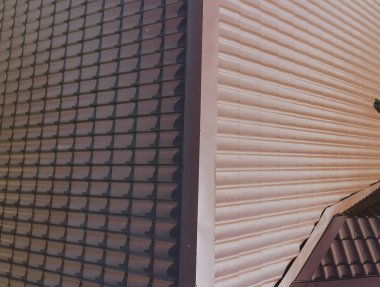 Evin çatısı bir görünüm yukarıdan. Oluklu levha çatı. Çatı metal profil dalgalı şeklinin