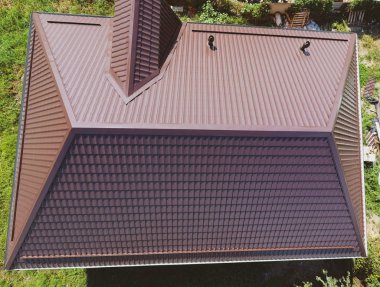 Evin çatısı bir görünüm yukarıdan. Oluklu levha çatı. Çatı metal profil dalgalı şeklinin