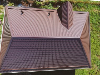 Evin çatısı bir görünüm yukarıdan. Oluklu levha çatı. Çatı metal profil dalgalı şeklinin