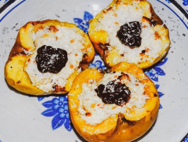 Elma süzme peynir ile pişmiş ve çikolata ve hindistan cevizi cips ile dekore.