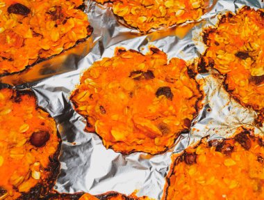 Kabak ve yulaf ezmesi folyo kek pişmiş.