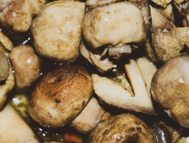 Haşlanmış champignon mantar beyaz plaka