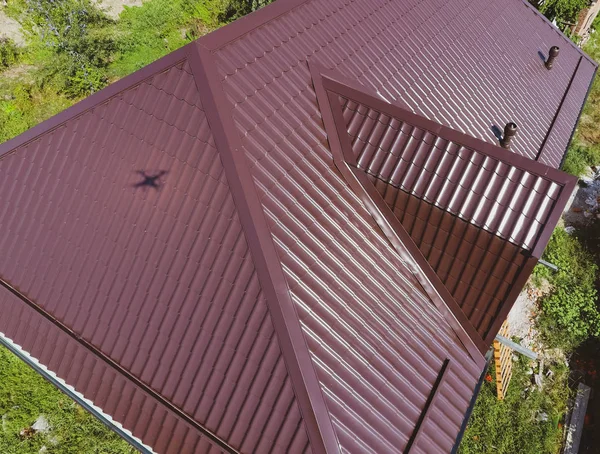 Une vue d'en haut sur le toit de la maison. Le toit de tôle ondulée. Toiture de profil métallique forme ondulée — Photo