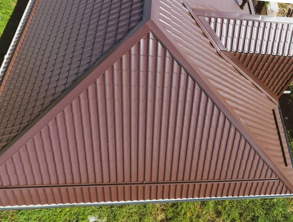 Pohled shora na střeše domu. Střecha z vlnitého plechu. Střešní krytina z kovového profilu vlnité obrazce — Stock fotografie