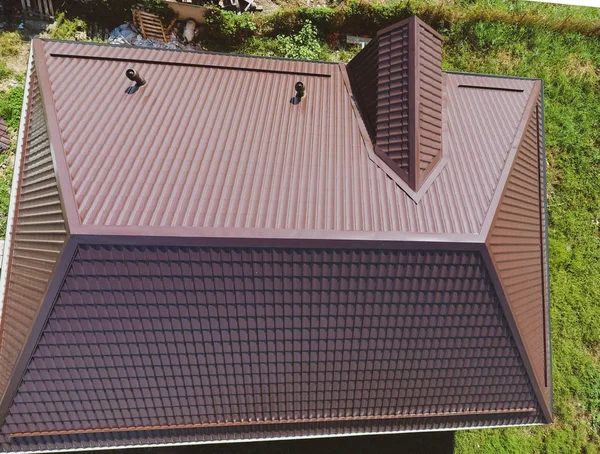 从上面的房子屋顶上的看法。瓦楞板的屋顶。金属型材波纹状屋面 — 图库照片