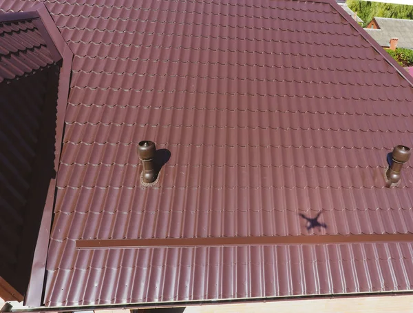 Conduits d'air sur le toit métallique. Le toit de tôle ondulée. Toiture de profil métallique forme ondulée — Photo