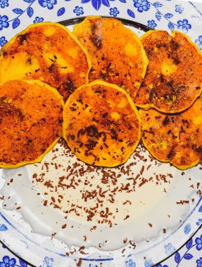 Tabakta ekşi krema ve çikolata parçacıkları ile Cheesecakes.