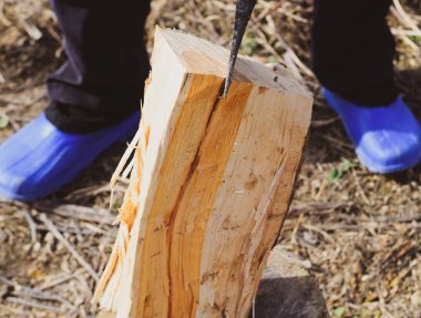 Balta ile odun kesmek