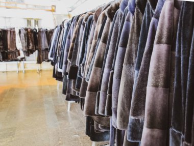 Kürk palto askıları üzerinde. Kürk mağaza. üst üste kürklü mantolar