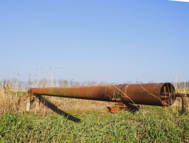 Koruyucu çelik boru içinde sulama kanalından gaz boruhattı.