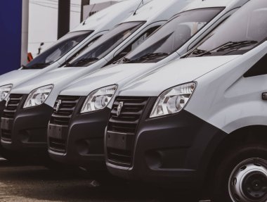 Bir araba pazarında Ceylan araba arka arkaya.