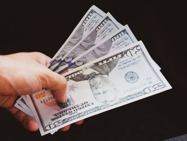 El vericisi dolarları. Ellerden para transferi. Amerikan doları bir elde