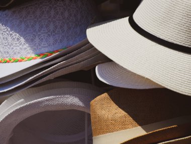 Şapka Güneş'ten. Şapka piyasada bir dükkanda satılmaktadır