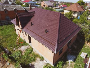 Yeni bir metal çatı ev. Oluklu levha çatı. Çatı metal profil dalgalı şeklinin