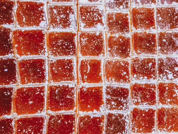 Kubussen van marmelade, poeder met poedersuiker. Achtergrond van kubussen marmelade — Stockfoto