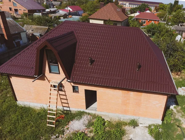 Haus mit neuem Metalldach. das Dach aus Wellblech. Überdachung des Metallprofils wellenförmig — Stockfoto