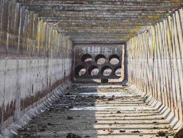 灌漑人工コンクリートチャネルの内部ビュー. — ストック写真
