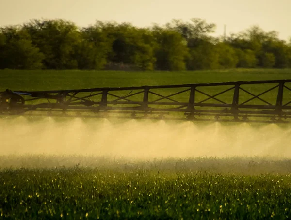 Trysky tekutého hnojiva z postřikovače traktoru. — Stock fotografie