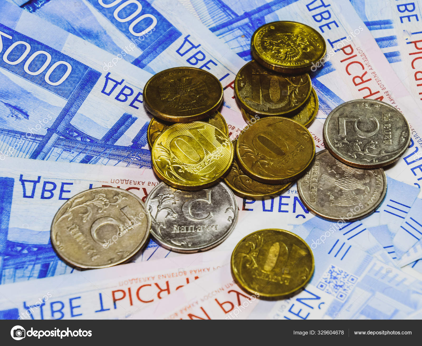 俄罗斯纸币和钱币。在2000年和200卢布的新俄罗斯纸币上的几个硬币. ——图库图片© Leonid_Eremeychuk #329604678