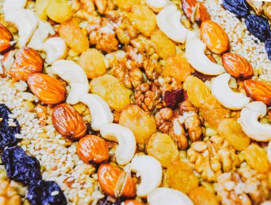 Kozinaki deli ve tohum ile kaplı. Badem, kaju fıstığı ve kuru üzüm.