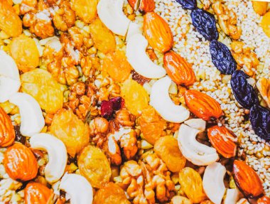 Kozinaki deli ve tohum ile kaplı. Badem, kaju fıstığı ve kuru üzüm.