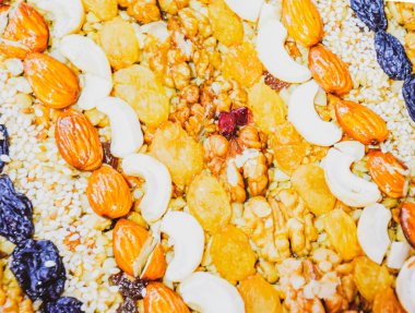 Kozinaki deli ve tohum ile kaplı. Badem, kaju fıstığı ve kuru üzüm.