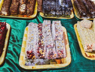 Marmelat sopa, susam ile çikolata ve pudra şekeri serpilir.