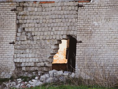 Eski Sovyet tuğlası terk edilmiş bina. Çöken tuğla yapımı.
