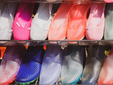 Kauçuk ve silikon sandalet ve spor ayakkabı ayakkabı raf içinde belgili tanımlık çarşı