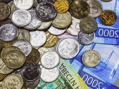 Rus banknot ve madeni paralar. Bir avuç bozukluk 2000 ve 200 ruble banknottan yeni Rus banknotlar üzerinde.