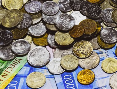 Rus banknot ve madeni paralar. Bir avuç bozukluk 2000 ve 200 ruble banknottan yeni Rus banknotlar üzerinde.