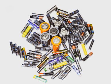 Tuz ve alkali piller, taşınabilir teknoloji için bir enerji kaynağı. AAA ve AA pilleri