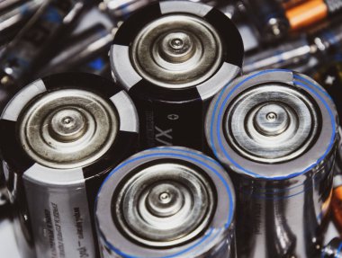 Tuz ve alkali piller, taşınabilir teknoloji için bir enerji kaynağı. AAA ve AA pilleri