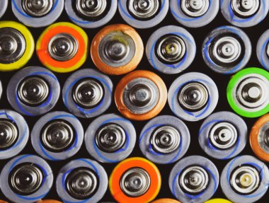 Tuz ve alkalin piller, taşınabilir teknoloji için enerji kaynağı. Aaa ve Aa piller