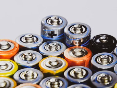 Tuz ve alkalin piller, taşınabilir teknoloji için enerji kaynağı. Aaa ve Aa piller