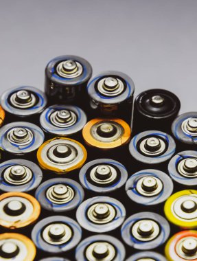 Tuz ve alkalin piller, taşınabilir teknoloji için enerji kaynağı. Aaa ve Aa piller